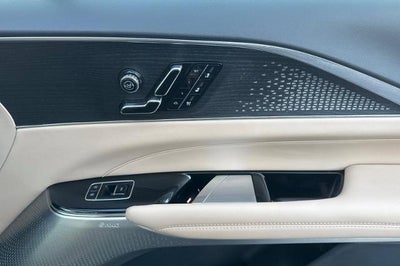 2025 Cadillac LYRIQ Luxury 3