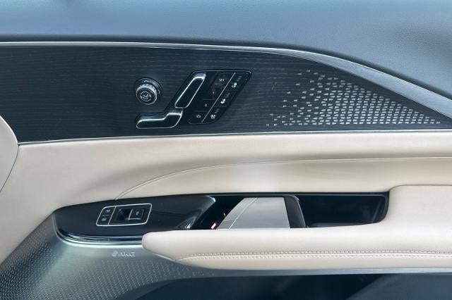 2025 Cadillac LYRIQ Luxury 3