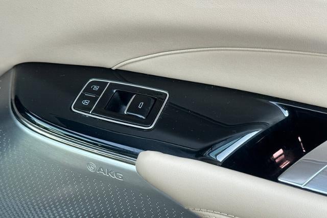 2025 Cadillac LYRIQ Luxury 3