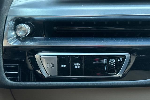 2025 Cadillac LYRIQ Luxury 3